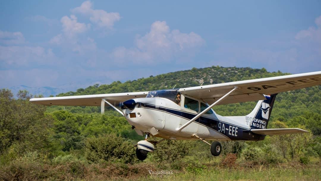 182 SKYLANE (1975 - 1986)
